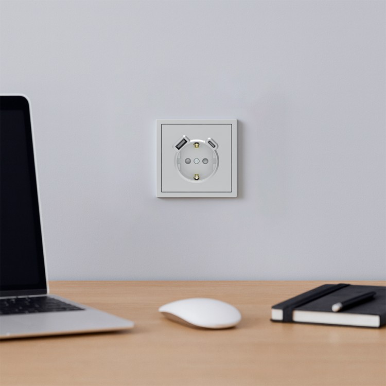 Розетка з додатковими виходами USB/Type-C Ardero ER123USB-S Soft 18W/20W із заземленням срібна