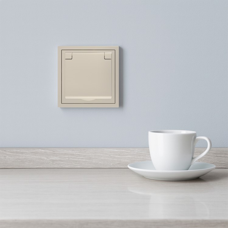 Розетка Ardero ER131-C Soft 16А із заземленням кришкою та шторками шампань